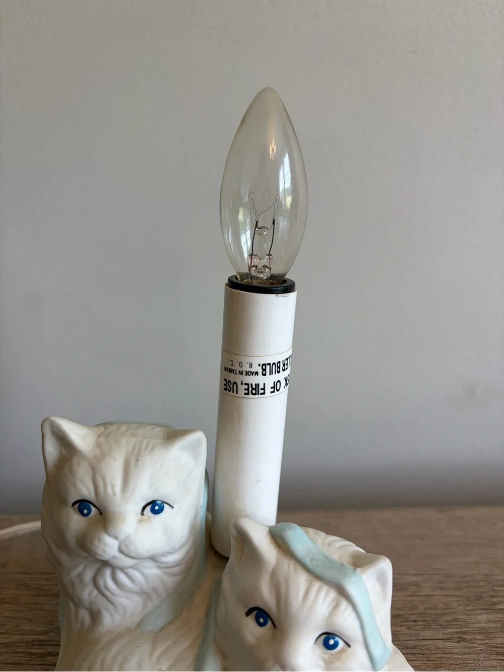 White Kittens With Blue Ribbon Lamp Night Light Cat Lady Cute 90’s WORKS